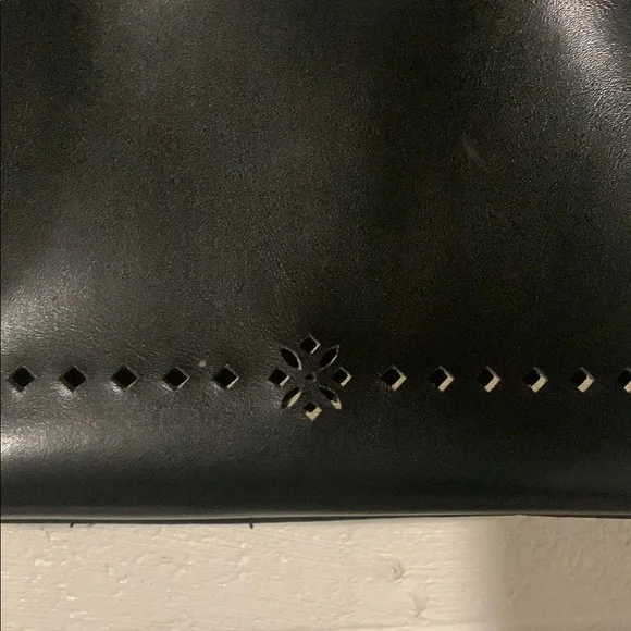 Mondani Black Leather Tote Bag with Sleek Design - Picture 2 of 6